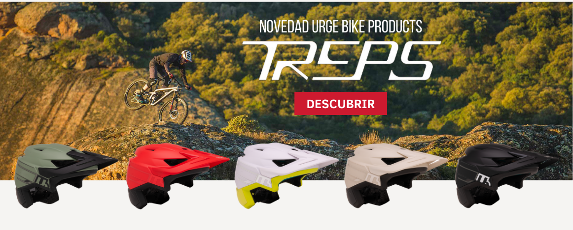 Un homme réalise une figure sur son vélo alors qu'il dévale une montagne